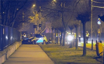 Két rendőrautó ütközött Budapesten, egy rendőr meghalt
