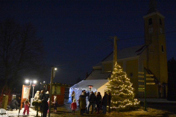 Meggyújtották az első adventi gyertyát Máriakálnokon