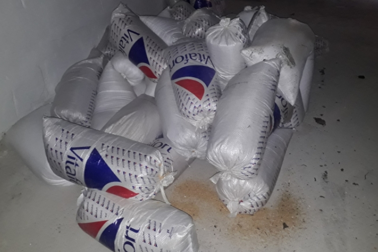 Takarmány ellopásával vádolnak két férfit