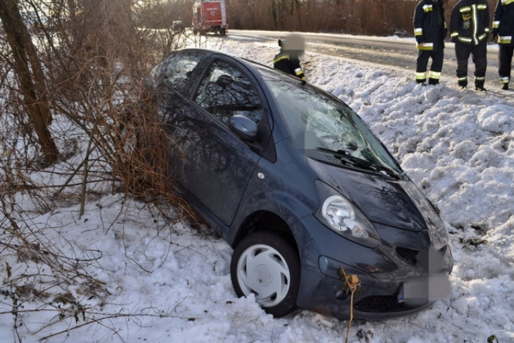 Árokba csúszott egy személyautó Ásványráró közelében 