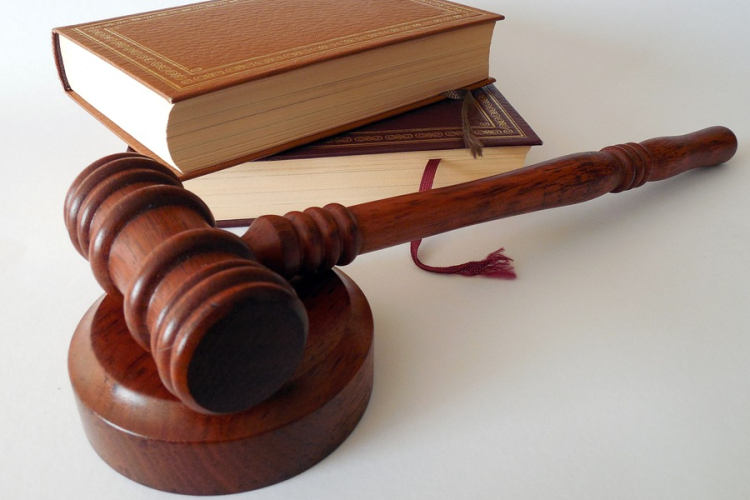 Megölte öccsét és rágyújtotta a házat, vádat emeltek ellene