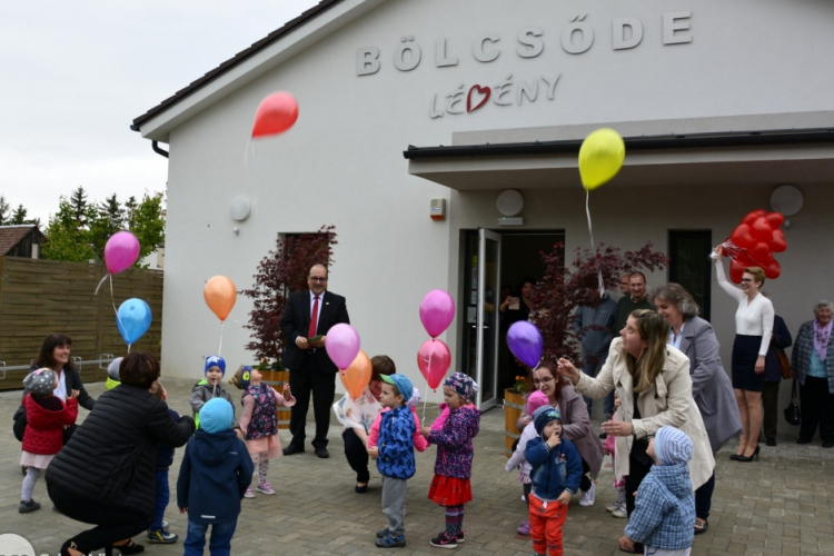 Zsúfolásig megtelt a Lébényi Bölcsőde a hivatalos átadón - galériával