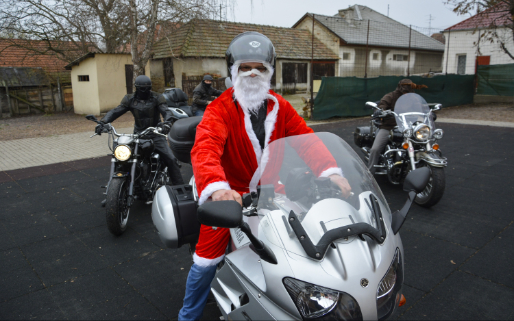 Motorral érkezett a Mikulás Lébénybe!
