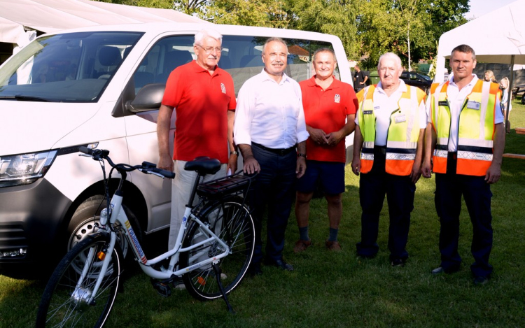 Falubuszt és kerékpárokat adtak át a mecséri falunapon