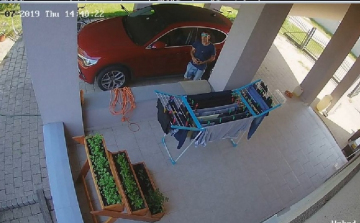 A mosonmagyaróvári nyomozók az állampolgárok segítségét kérik az ismeretlen elkövető azonosításához.