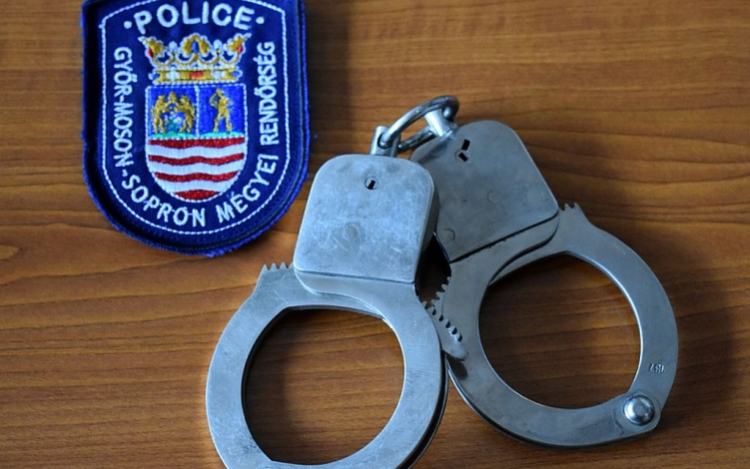 Az utcán verekedett két férfi Bezenyén