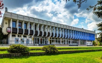 Bezár a Flesch, a Fehér Ló, a Futura és a könyvtár