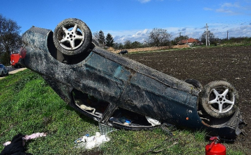  Felborult egy autó Mosonszentmiklósnál 