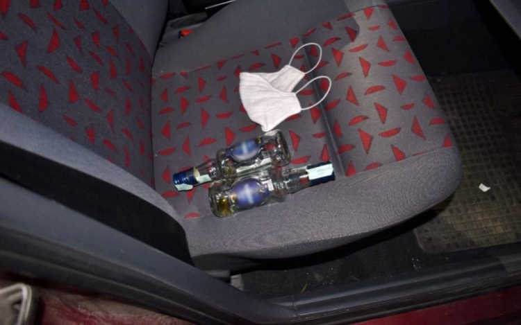 Ittasan vezetett, árokba hajtott, leesett egy padról, megsérült