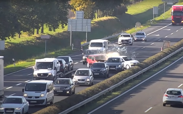 Levéli autósba rohant bele fékezés nélkül az M1-es egy kocsi