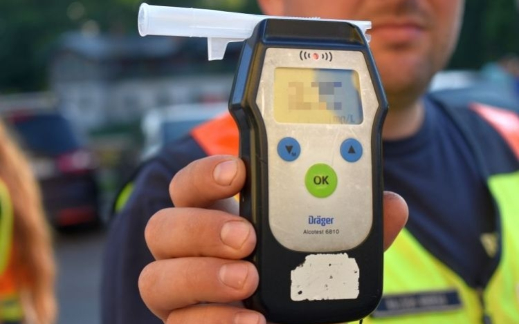 Ittasan, jogosítvány nélkül vezetett