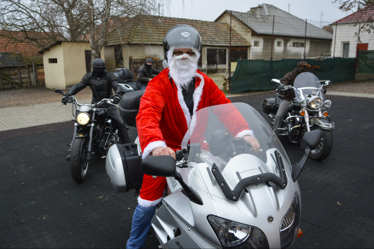 Motorral érkezett a Mikulás Lébénybe!