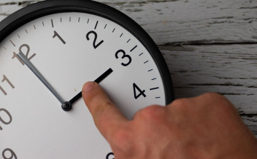 Életbe lépett a nyári időszámítás, előre kellett állítani az órákat