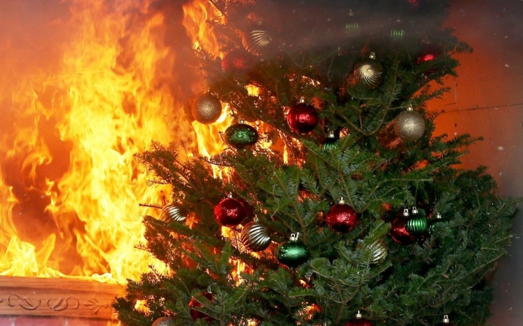 Dupla annyi lakástűzhöz vonulnak a tűzoltók az adventi időszakban