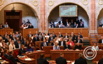 Elfogadták az alaptörvény tizenhetedik módosítását