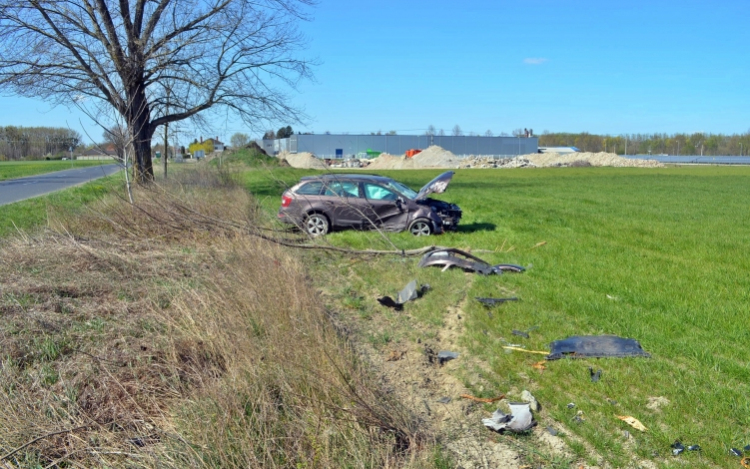 Fának ütközött egy autó Kimlénél