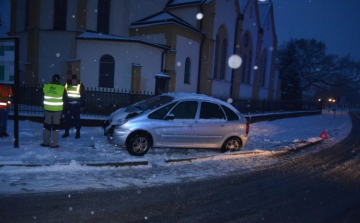 Betonkerítésnek ütközött Dunakilitin egy autós 