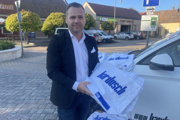 150 éves a Bardusch Bértextília Kft. - 150 textiltáskát osztottak ki