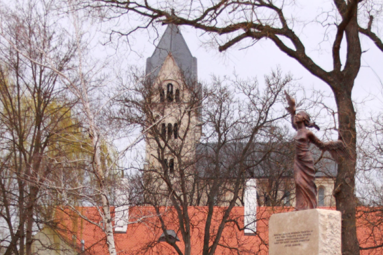 Megyei ünnepi megemlékezés és szoboravatás Lébényben