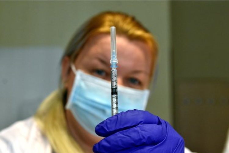 Kimutatták, mennyit csökken a Covid-19 elleni vakcinák hatékonysága