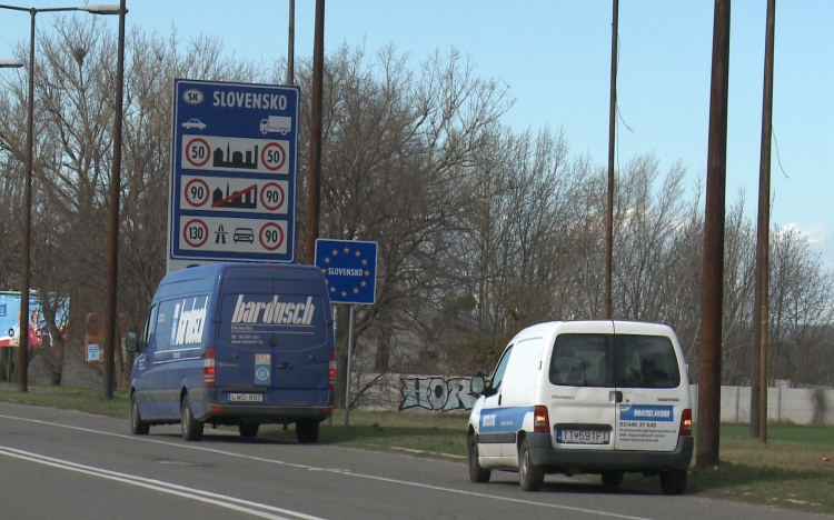 Korlátozások a rajkai határnál