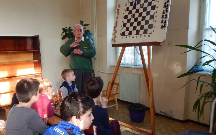 Kurucsai István, világbajnoki sakknagymestereket tanító pedagógus irányítja a sakkéletet Máriakálnokon 