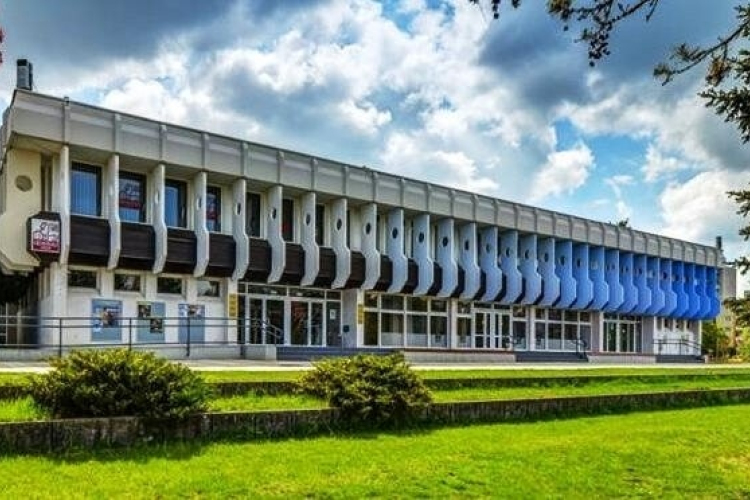 Bezár a Flesch, a Fehér Ló, a Futura és a könyvtár