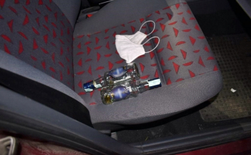 Ittasan vezetett, árokba hajtott, leesett egy padról, megsérült