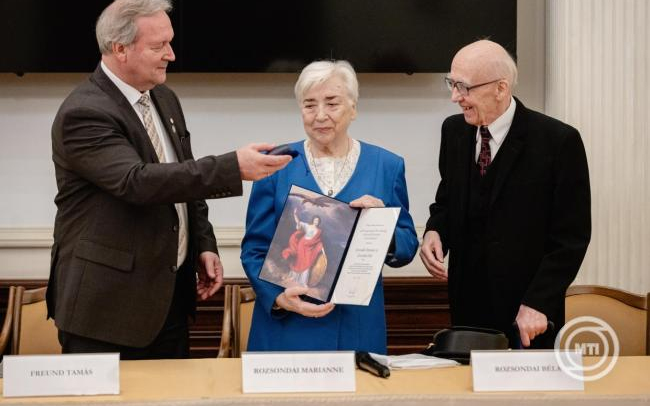 Az évszázad legnagyobb könyvadományával gazdagodott a Magyar Tudományos Akadémia