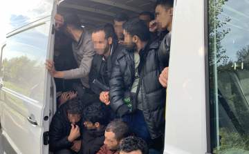 Elfogták az embercsempészt, aki 49 migránst szállított