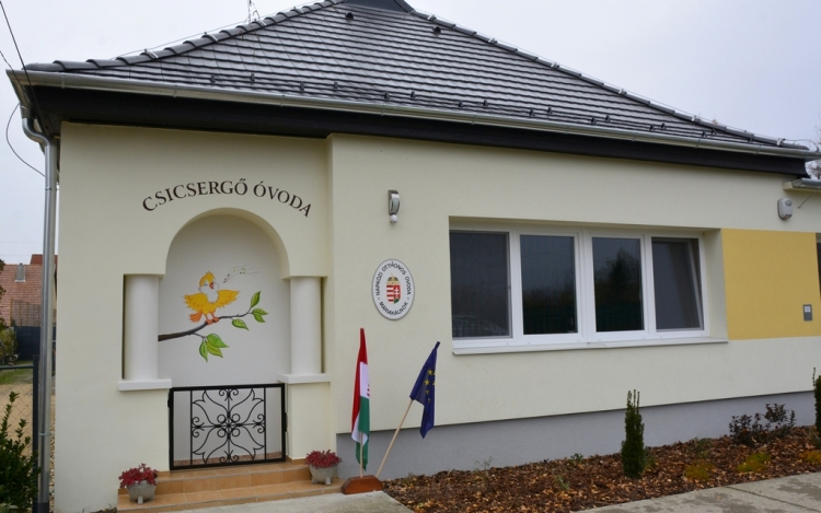 Átadták a felújított Csicsergő Óvodát Máriakálnokon