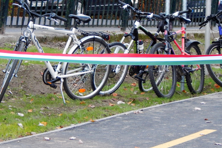 Új kerékpárutat avattak Öttevény és Kunsziget között