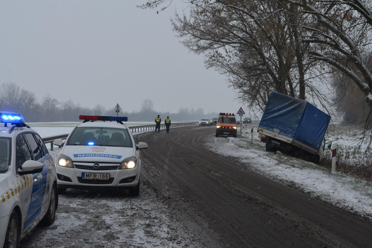 A téli közlekedés veszélyeire figyelmeztetnek a rendőrök