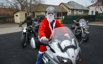 Motorral érkezett a Mikulás Lébénybe!