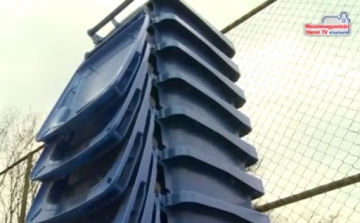 Kék kukákat osztanak Hegyeshalomban