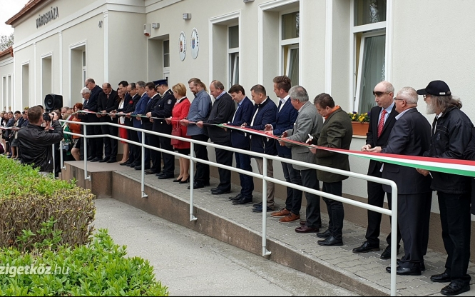 Rendhagyó épületavatás Lébényben - képgalériával