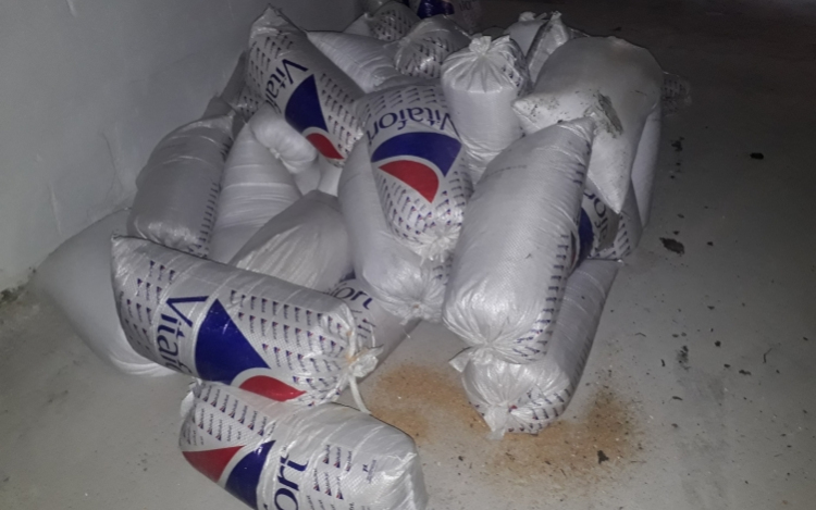 Takarmány ellopásával vádolnak két férfit