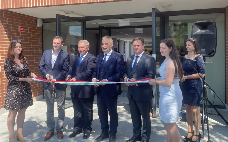 Új közösségi színteret avattak Hegyeshalomban