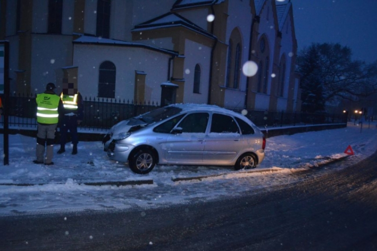 Betonkerítésnek ütközött Dunakilitin egy autós 