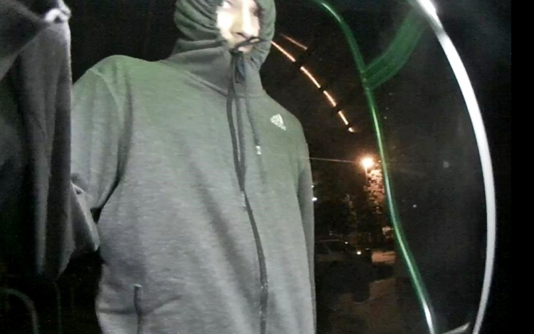 Ha felismeri ezt a kapucnis embert, értesítse a rendőrséget!