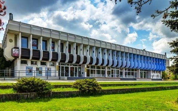 Bezár a Flesch, a Fehér Ló, a Futura és a könyvtár