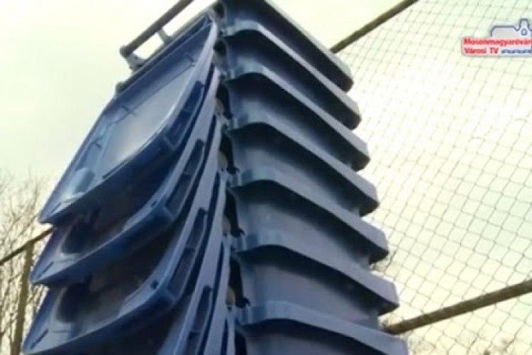 Kék kukákat osztanak Hegyeshalomban